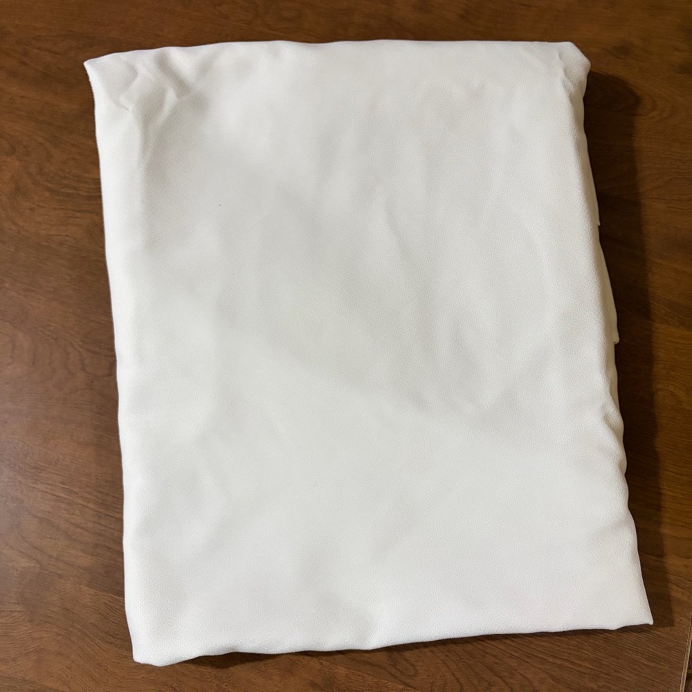 Nice white oblong tablecloth - Picture 2 of 3